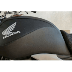 Capa do Tanque de Moto Preta com Logo Honda para Start 160 / Titan 125 2000 até 2004 / Fan 125 2005 até 2008